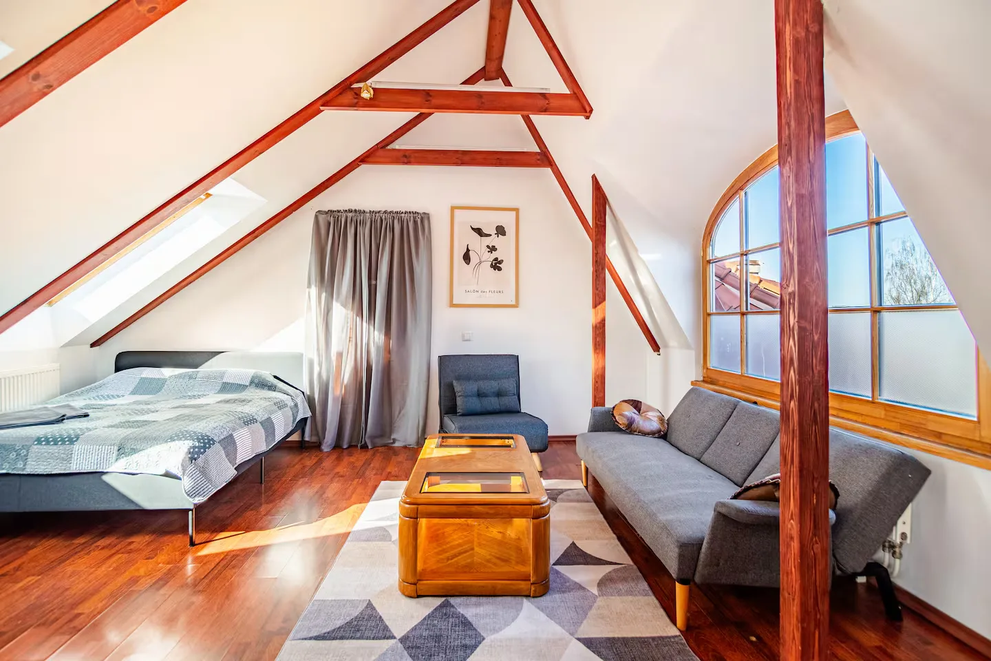 Bright Old Town Attic IGN17 photo 2